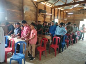 Anggota Satgas TMMD Ke-115 Kodim 0313/KPR Ibadah Bersama Masyarakat Di Gereja HKBP Estomihi