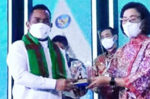 Bupati Pelalawan H. Zukri Terima Penghargaan dari Menteri Keuangan atas Perolehan Opini WTP ke 10