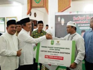 Serahkan Santunan RAPP dan APR, Gubri Ajak Masyarakat Tingkatkan Zakat