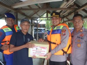 Kapolres Pelalawan Serahkan Bantuan Kemanusiaan di Dusun Kualo