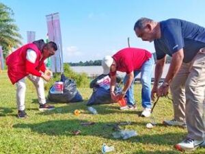 RAPP dan DLH Pelalawan Bersih-bersih Sampah Plastik di Kuala Terusan