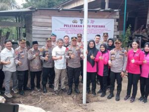 Kapolres Pelalawan Bersama Ketua Cabang Bhayangkari Pelalawan Bangun Sumur Bor dan Bak Penampungan Air Bersih 