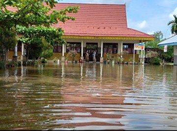 Dampak Banjir di Riau, 21 Sekolah Terendam, Pembelajaran Siswa Dilakukan secara Daring