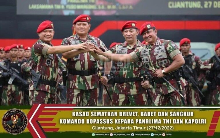 Kasad Sematkan Brevet, Baret dan Sangkur Komando Kopassus Kepada Panglima TNI dan Kapolri