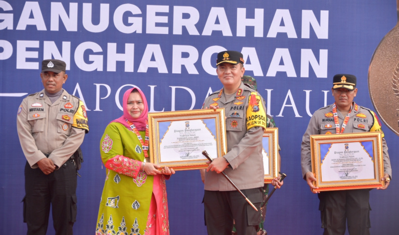 Mitra Prestasi, Bupati Bengkalis Terima Penghargaan Kapolda Riau Irjen Pol. Mohammad Iqbal