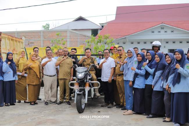 RAPP Serahkan 2 unit Motor Roda Tiga Pengangkut Sampah ke Pemkab Kepulauan Meranti
