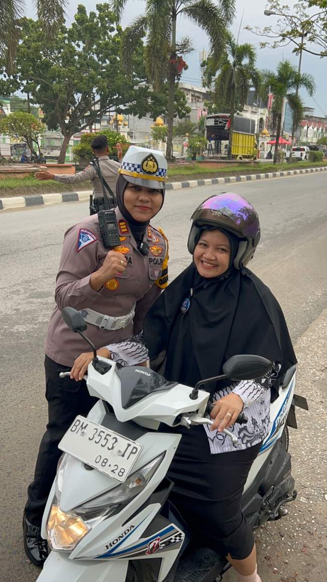 Budayakan Tertib Berlalu Lintas, Kasatlantas Pelalawan AKP Akira Ceria Beri Hadiah Kepada Para Guru