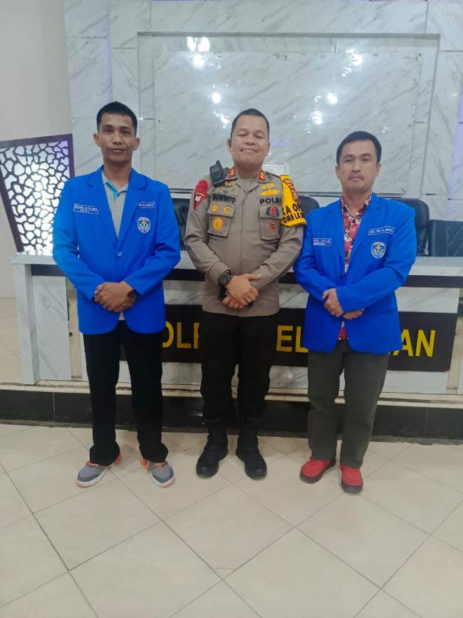 Ketua GAMKI Pelalawan, Daniel Silaban dan Sekretaris Filisona Zai bersama Kapolres Pelalawan AKBP Suwinto SH, SIK