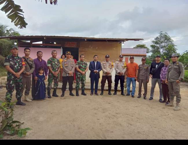 Sejumlah Gereja dapat menjalankan perayaan Natal di Desa Merbau dengan tetap mendapat pengawalan TNI,Polri dan Satpol PP
