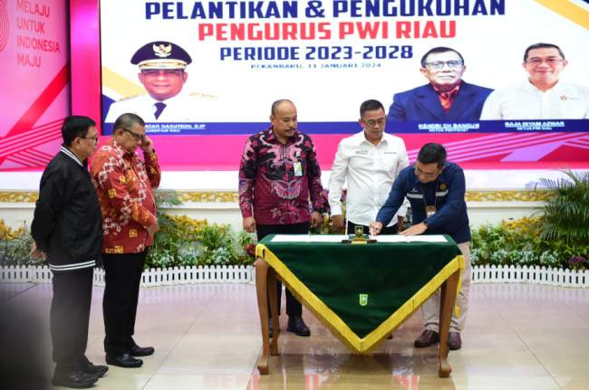 Pelantikan Pengurus PWI Riau Sekaligus Penandatangan MoU BPJS Ketenagakerjaan Guna Melindungi Para Wartawan