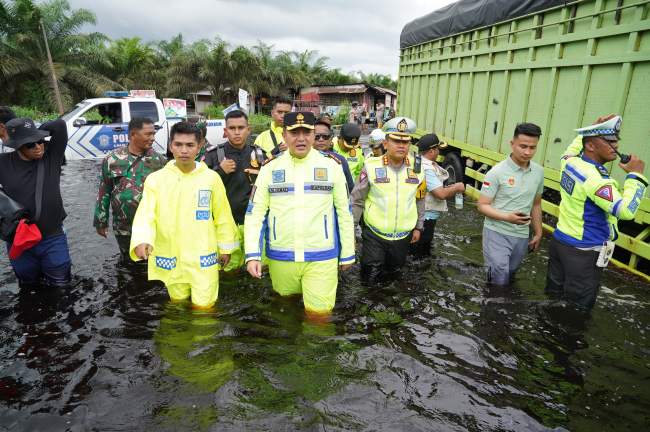 Kapolda Riau Tinjau Lokasi Banjir dan Serahkan Bantuan Untuk Masyarakat Terdampak Banjir