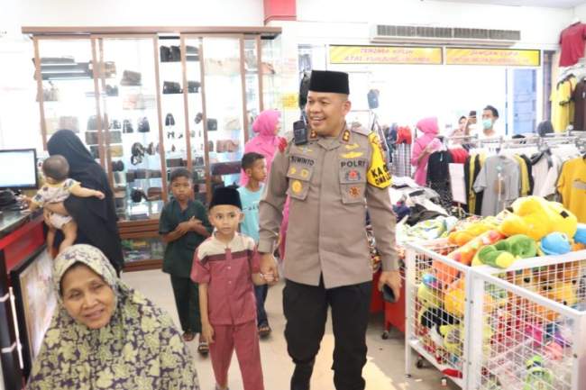 Kapolres Pelalawan ini Ajak Anak Yatim Beli Baju Lebaran