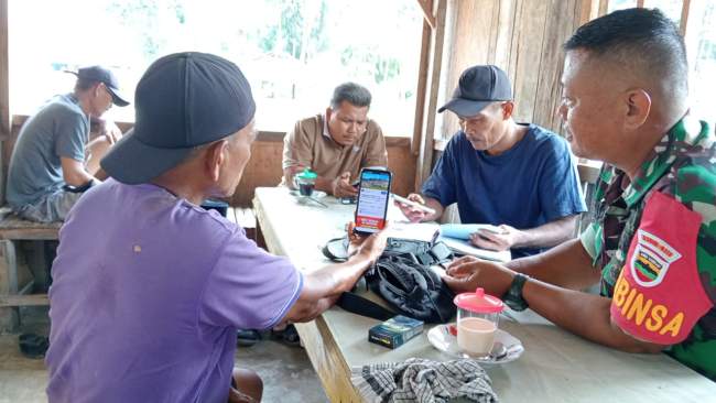 Satgas TMMD Ke-121 bersama Babinsa Sosialisasikan Kegiatan TMMD melalui Youtube Kodim 0313/Kpr