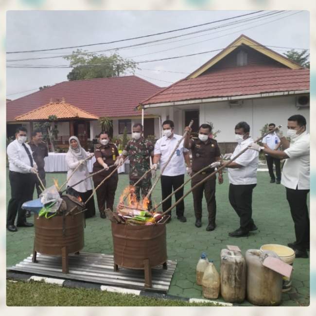 Kejaksaan Negeri Pelalawan Musnahkan Barang Bukti Hasil Kejahatan
