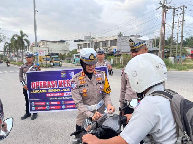 Satlantas Polres Pelalawan Gelar Cek Kesehatan Gratis Terhadap Sopir Bus dan Truck