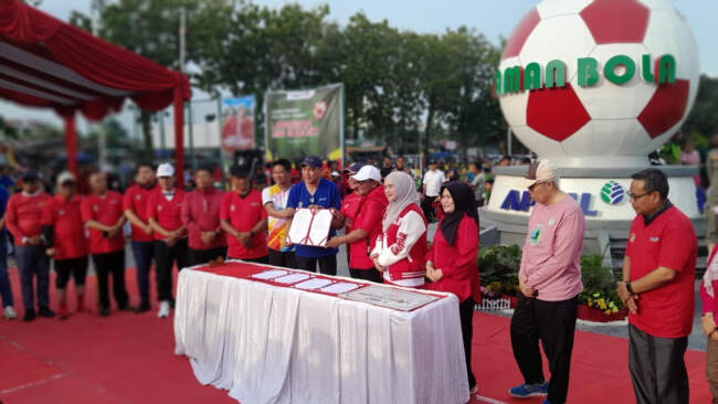 Taman Bola Pangkalan Kerinci Resmi Dibuka Bupati Pelalawan H Zukri, PT RAPP Danai Pembangunan